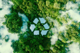 Un lago a forma di simbolo del riciclo nella natura incontaminata. Una metafora ecologica per la gestione sostenibile dei rifiuti e uno stile di vita economico e rispettoso dell'ambiente.